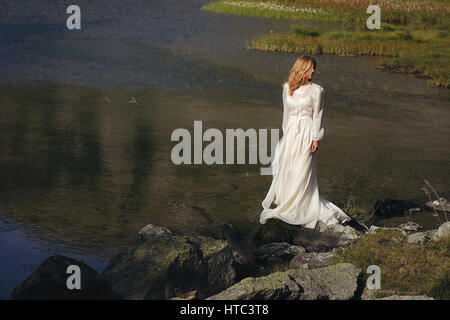 Bride triste dans un lac de montagne. Rêveur et romantique Banque D'Images