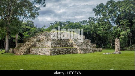 Pyramide et Stella en grande place de ruines Maya de Copan - Site archéologique, Honduras Banque D'Images