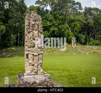 Stella sculpté dans les ruines mayas - Site archéologique de Copan, Honduras Banque D'Images