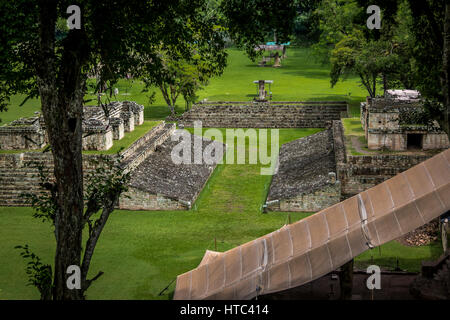 Vue sur le Grand Plaza en ruines Maya de Copan - Site archéologique, Honduras Banque D'Images