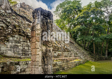 Pyramide des escaliers et Stella sculpté dans les ruines mayas - Site archéologique de Copan, Honduras Banque D'Images