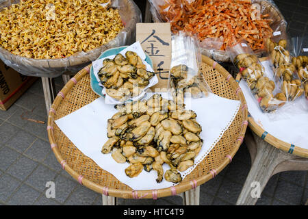 Les moules et autres fruits de mer séchés en vente dans le village de pêcheurs Tai O, Lantau Island, Hong Kong, Chine. Banque D'Images