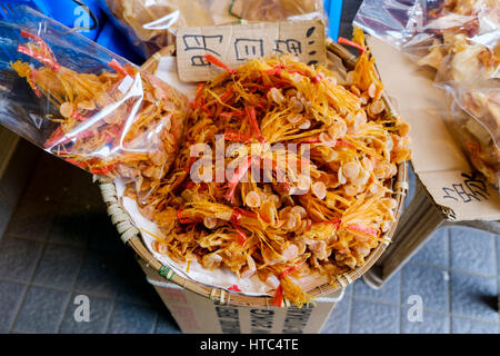 Fruits de mer séchés en vente dans dans le village de pêcheurs Tai O, Lantau Island, Hong Kong, Chine. Banque D'Images