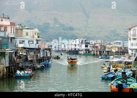 Des maisons sur pilotis et bateaux à Tai O, un village de pêcheurs sur l'île de Lantau, Hong Kong, Chine. Banque D'Images