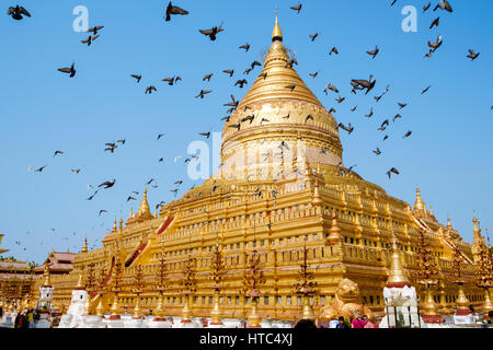 La Pagode Shwezigon Shwezigon Paya (ou), d'un stupa birman construit au 11-12ème siècles, Nyaung-U, le Myanmar. Banque D'Images