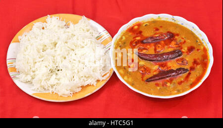 Black Eyed Peas au curry épicé à la tomate et oignon masala Plaine riz bouilli Banque D'Images