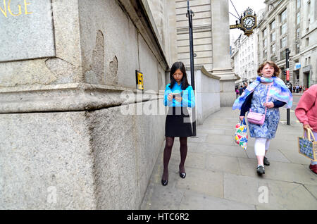 Londres, Angleterre, Royaume-Uni. Young Asian Woman sur son téléphone portable dans la ville de Londres Banque D'Images