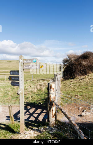 Panneau pour le South Downs Way, un itinéraire de randonnée populaires, East Sussex, UK Banque D'Images
