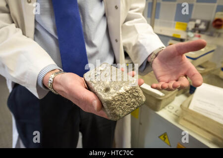 Une barre d'argent pur ont fondu ensemble à partir de bits d'argent détenu par Chris Walne, Lab Manager, à l'orfèvrerie du Bureau de l'entreprise. Londres, Royaume-Uni. Banque D'Images