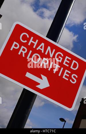 Des changements de priorités road sign united kingdom Banque D'Images