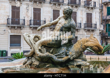 Fontaine d'Artemis (également appelé Diana Fontaine) sur place (Piazza Archimede Archimède) sur l'île d'Ortygie, le centre historique de Syracuse, Sicile, Italie Banque D'Images