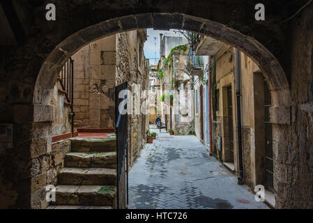 Rue étroite sur l'île d'Ortygie, partie historique de la ville de Syracuse, l'angle sud-est de l'île de la Sicile, Italie Banque D'Images