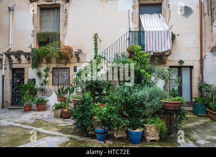 Des pots avec des plantes sur les prestations de l'habitation sur l'île d'Ortygie, le centre historique de Syracuse, ville au sud-est de l'île de la Sicile, Italie Banque D'Images