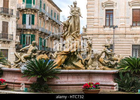 Fontaine d'Artemis (également appelé Diana Fontaine) sur place (Piazza Archimede Archimède) sur l'île d'Ortygie, le centre historique de Syracuse, Sicile, Italie Banque D'Images