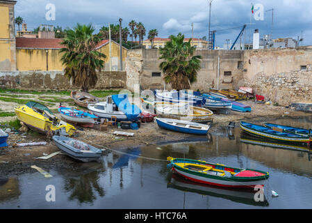 Bateaux de pêcheurs locaux à la marina de Syracuse ville, coin sud-est de l'île de la Sicile, Italie Banque D'Images