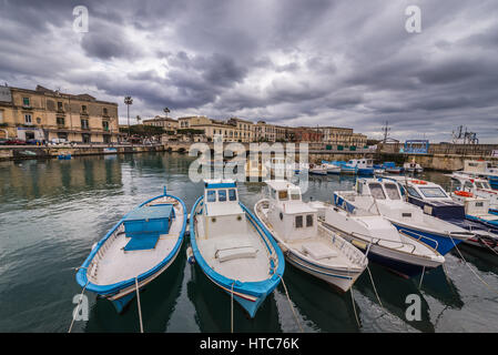 Bateaux de pêcheurs locaux à la marina de Syracuse ville, coin sud-est de l'île de la Sicile, en Italie. Pont Umbertino on background Banque D'Images