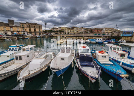 Bateaux de pêcheurs locaux à la marina de Syracuse ville, coin sud-est de l'île de la Sicile, en Italie. Pont Umbertino on background Banque D'Images