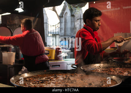 Soupe chaude et curry vendus au Borough Market Banque D'Images