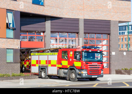 Fire Engine quitter Londres Road Fire Station, Dorset Fire and Rescue Service, Nottingham, England, UK Banque D'Images