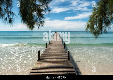 Jetée en bois de resort à Phuket, Thaïlande. L'été, les voyages, vacances et maison de vacances concept. Banque D'Images