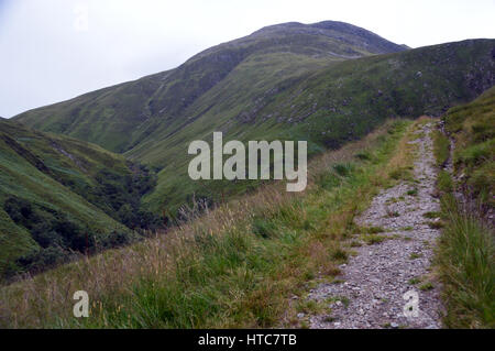 Le sentier sur le côté de l'Allt Utha menant à la montagne écossais Beinn nan Caorach Corbett de Achad a' Ghlinne Bothy dans Glen Arnisdale Banque D'Images