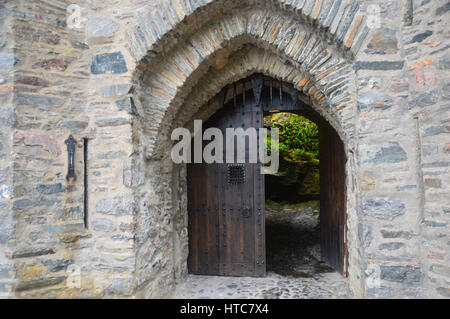 La herse et porte à l'entrée de château Eilean Donan en route vers les îles dans les Highlands écossais. Banque D'Images