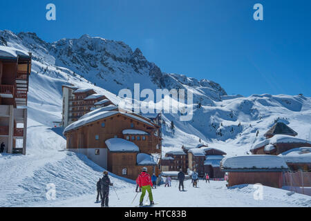 Courir à travers les skieurs ski Belle Plagne Village de Savoie, Alpes Banque D'Images