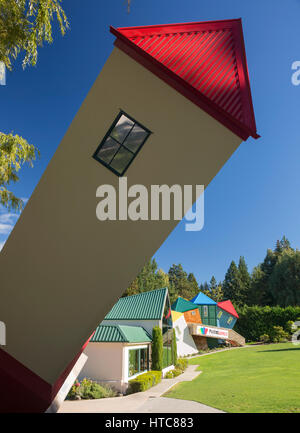 Wanaka, Otago, Nouvelle-Zélande. Tour penchée dans les jardins du monde déroutant. Banque D'Images