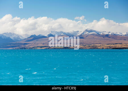 Murchison, Canterbury, Nouvelle-Zélande. Vue sur les eaux turquoise du lac Pukaki aux sommets enneigés des Alpes du Sud. Banque D'Images