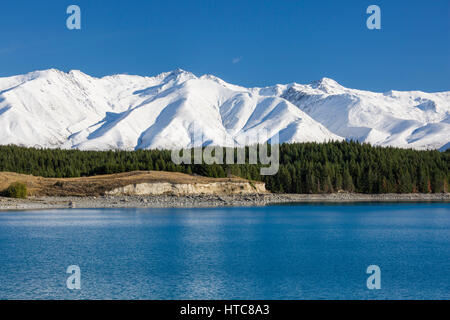 Murchison, Canterbury, Nouvelle-Zélande. Sur le Lac Pukaki pour les neiges de l'Ben Ohau, automne. Banque D'Images