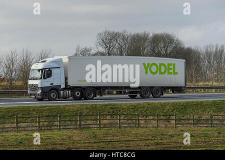 - Une distribution et transport, camions poids lourd (HGV) avec logo Yodel voyageant sur l'autoroute A1 - France, FR, UK. Banque D'Images