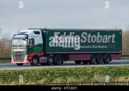 Transport & Distribution - semi-remorques, camions (HGV) avec Eddie Stobart logo voyages sur l'autoroute A1 - France, FR, UK. Banque D'Images