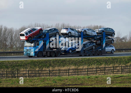 Transport & Distribution - ECM chargé (voiture, camions poids lourds, des véhicules poids lourds) voyages sur l'autoroute A1 - France, FR, UK. Banque D'Images