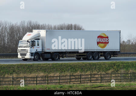 - Une distribution et transport, camions poids lourd (HGV) avec logo marcheurs voyageant sur l'autoroute A1 - France, FR, UK. Banque D'Images