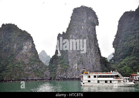 La baie d'HALONG - DEC 27 jonques touristiques : naviguer dans les îles karstiques de la Baie d'Halong. C'est l'une des destinations de voyage du Vietnam et un premier UNESCO Banque D'Images