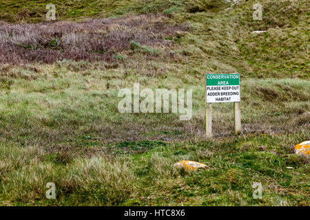 Un panneau disant Conservation Veuillez tenir hors de l'habitat de reproduction de l'additionneur près de Sennen Cove, Cornwall, England, UK Banque D'Images