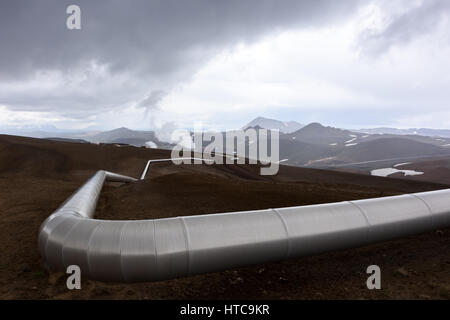 Paysage de l'Islande avec tuyaux dans les montagnes. L'énergie géothermique dans les opérations. Banque D'Images
