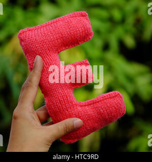 La main femme alphabet tricotés sur la nature de fond vert, la couleur du produit à partir de fils tricotés à la main avec creative Banque D'Images