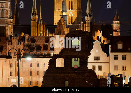 Vieille ville de nuit en ville de Gdansk, Pologne, l'architecture historique de l'Eglise St Mary et Gate, bourgeois et maisons à pignons vieux grenier demeure. Banque D'Images