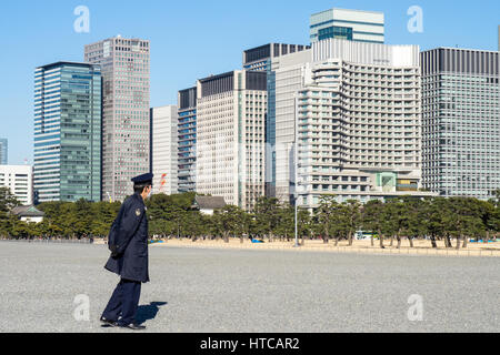 Un Palais Impérial de Tokyo des gardes en service à Kokyogaien Jardin National, Tokyo, Japon. Banque D'Images