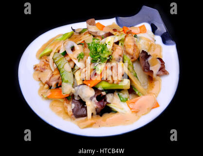 La viande de poulet et de légumes mélangés au miso japonais servir en plaque blanche Banque D'Images