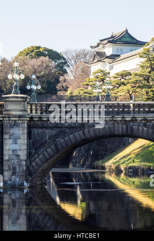 Seimon Ishibashi pont qui mène à la porte principale de la Palais Impérial de Tokyo, Tokyo, Japon. Banque D'Images