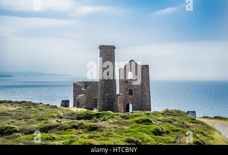 Royaume-uni, le sud-ouest de l'Angleterre, Cornwall, St Agnes Heritage Coast, le site minier de Cornish historique papule Coates, ruines de timbres et de caprices Fra Banque D'Images