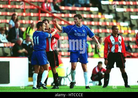 CHRIS SUTTON & DENIS WISE SHEFFIELD UTD V CHELSEA FC 23 Juillet 1999 Banque D'Images