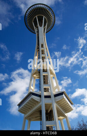 SEATTLE, Washington, USA - JAN 23rd, 2017 : Space Needle contre un ciel bleu clair, vu de la terre Banque D'Images