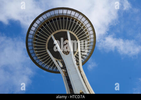 SEATTLE, Washington, USA - JAN 23rd, 2017 : Space Needle contre un ciel bleu clair, vu de la terre Banque D'Images