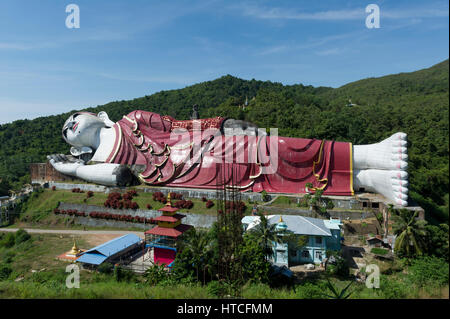 Le Myanmar (anciennement la Birmanie). L'État môn. Daung Yadana Mawlamyine (Moulmein) environs, Win Sein Taw Ya temple, plus grand Bouddha couché Banque D'Images