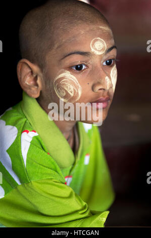 Le Myanmar (anciennement la Birmanie). L'État môn. Mawlamyine (Moulmein). Marché couvert. Portrait d'un jeune garçon couvert de birman tanaka Banque D'Images