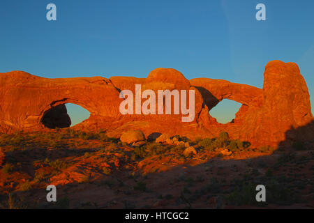 Les fenêtres au coucher du soleil, Arches National Park, Utah, USA Banque D'Images