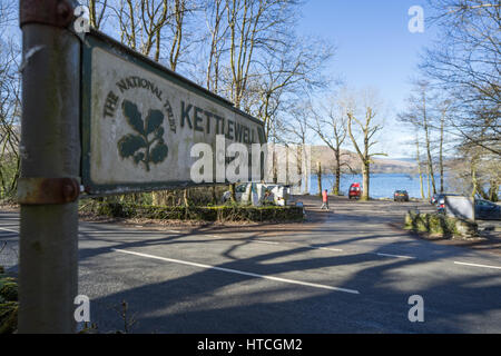 Poteau de signalisation et Kettlewell National Trust parking donnant sur Derwent Water, Borrowdale Road, Keswick, Lake District, Cumbria, Royaume-Uni Banque D'Images